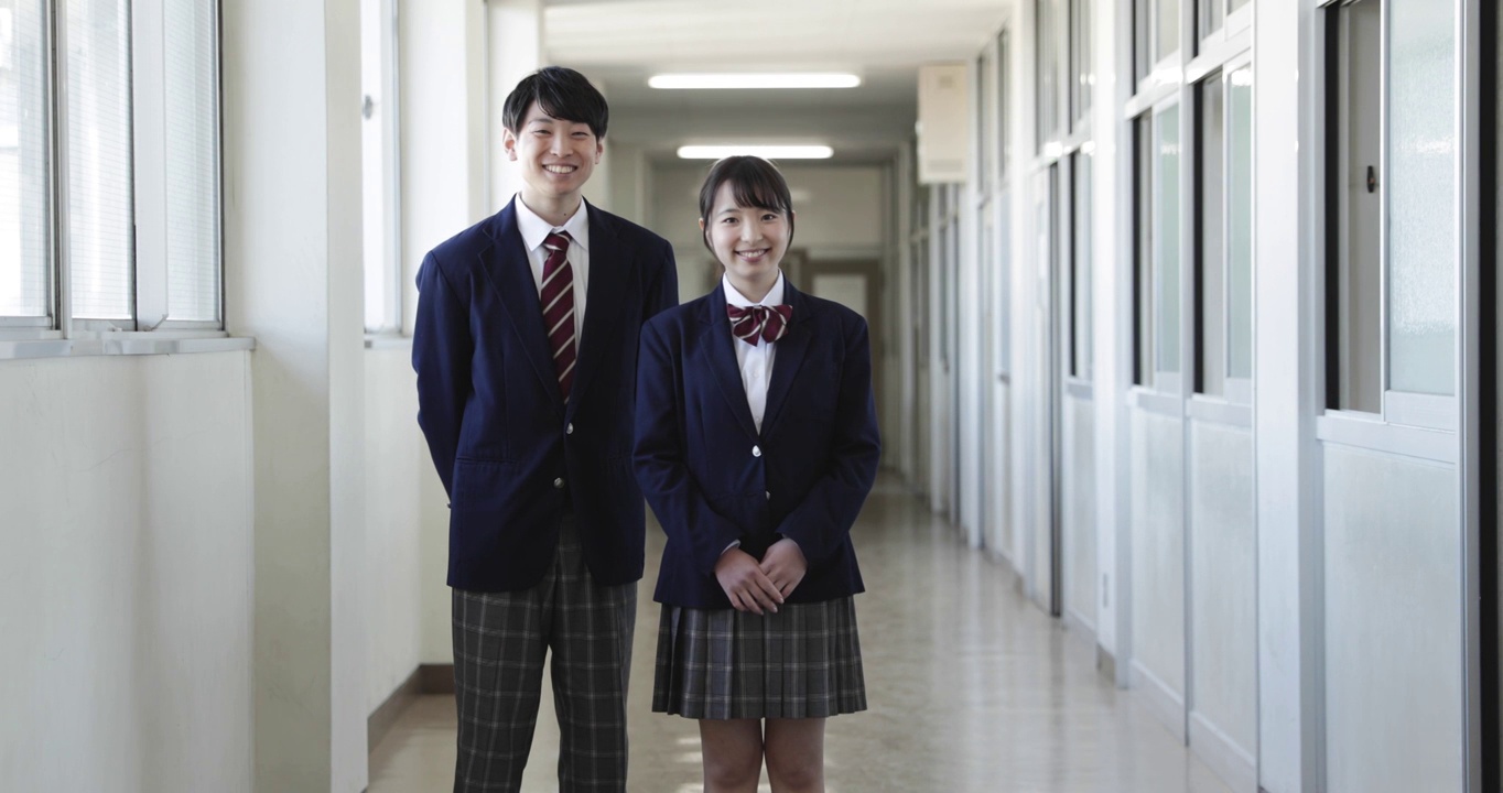 日本高中生的肖像在学校的巷子里视频下载