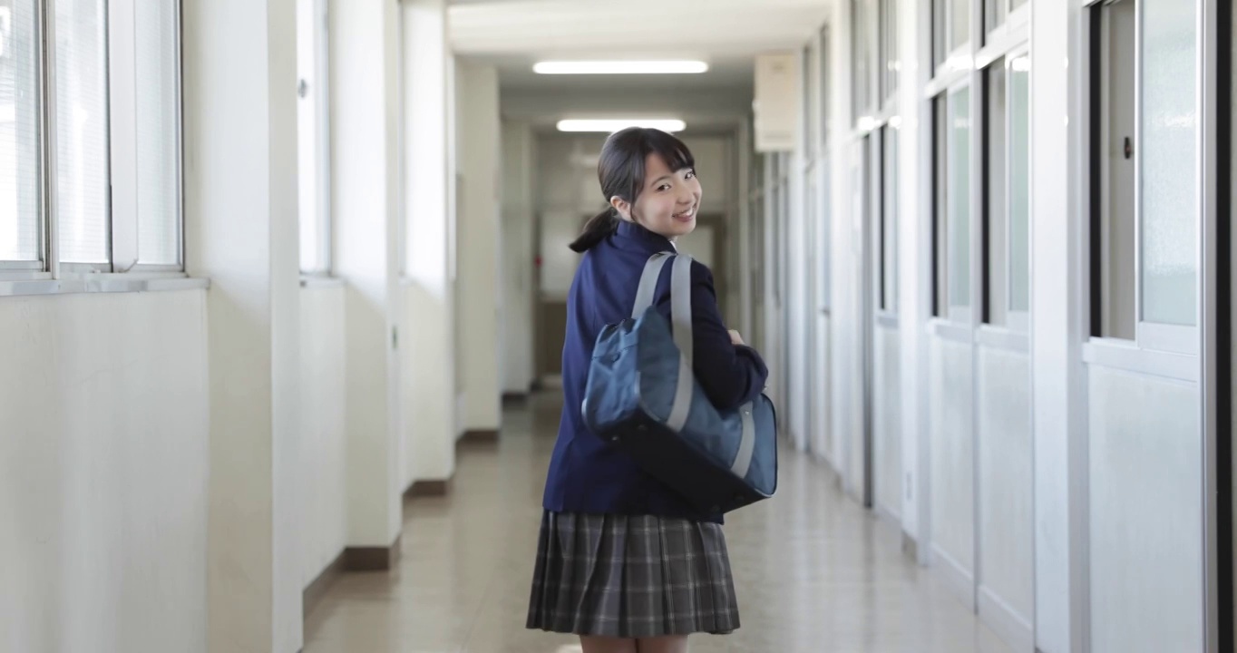 日本高中生的肖像在学校的小巷视频下载