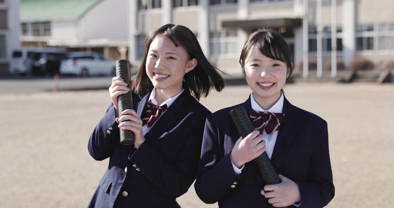 日本高中生毕业典礼后喜气洋洋视频下载