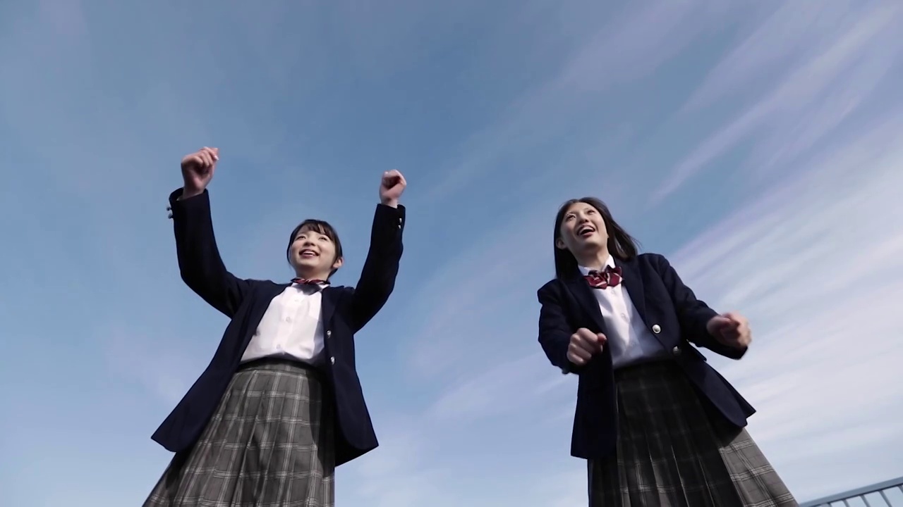 日本高中生在蓝天下跳跃视频下载