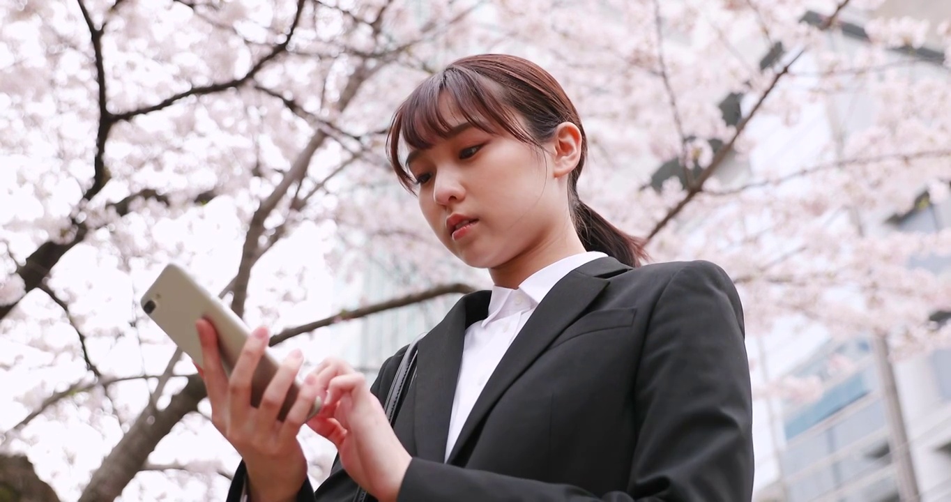 年轻的日本女商人在东京市中心视频下载