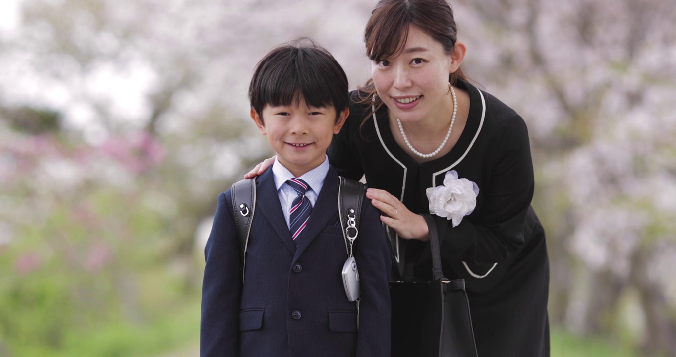 一个日本小学生和他的母亲在外面视频素材