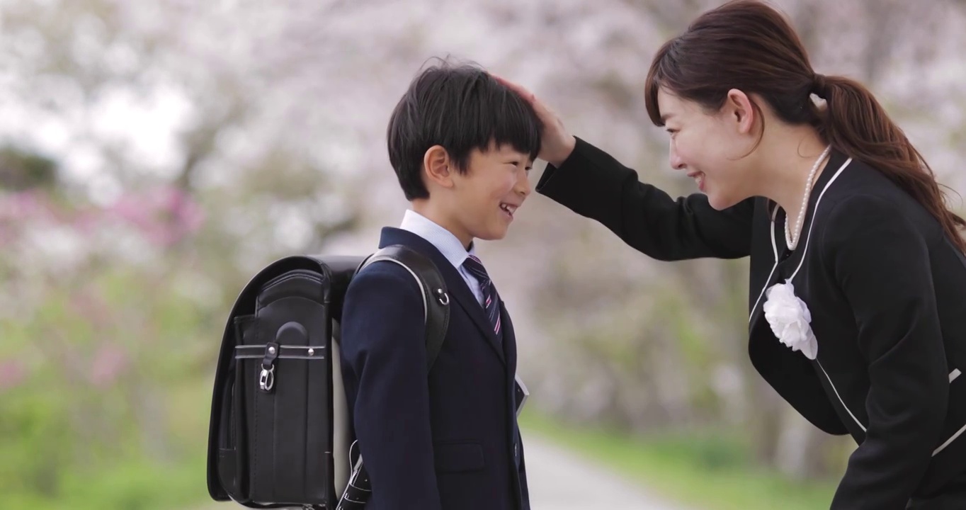一个日本小学生和他的母亲在外面视频素材