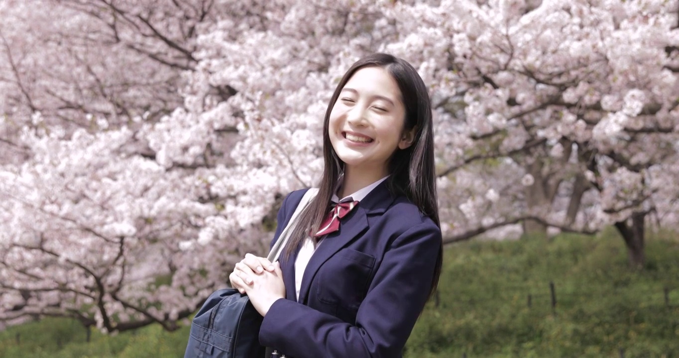 年轻的日本高中生在春天的户外视频素材