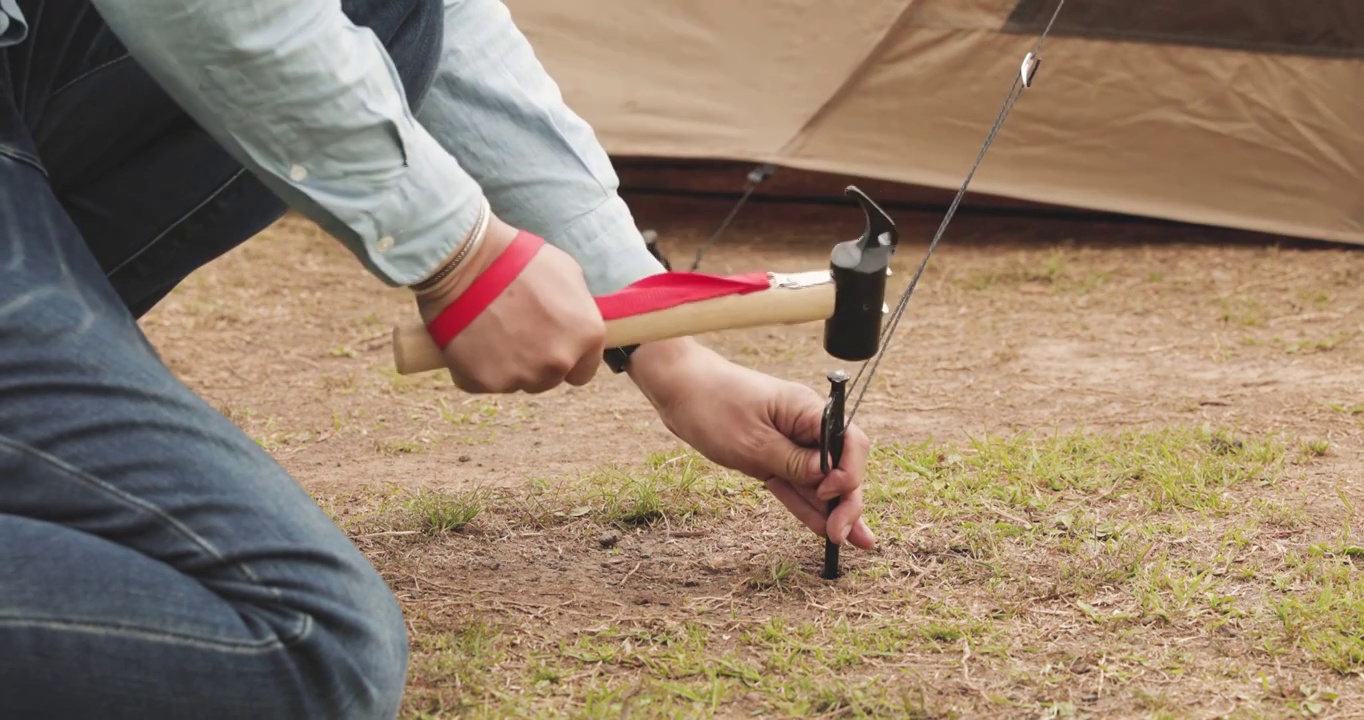 一名日本男子在营地准备帐篷视频下载