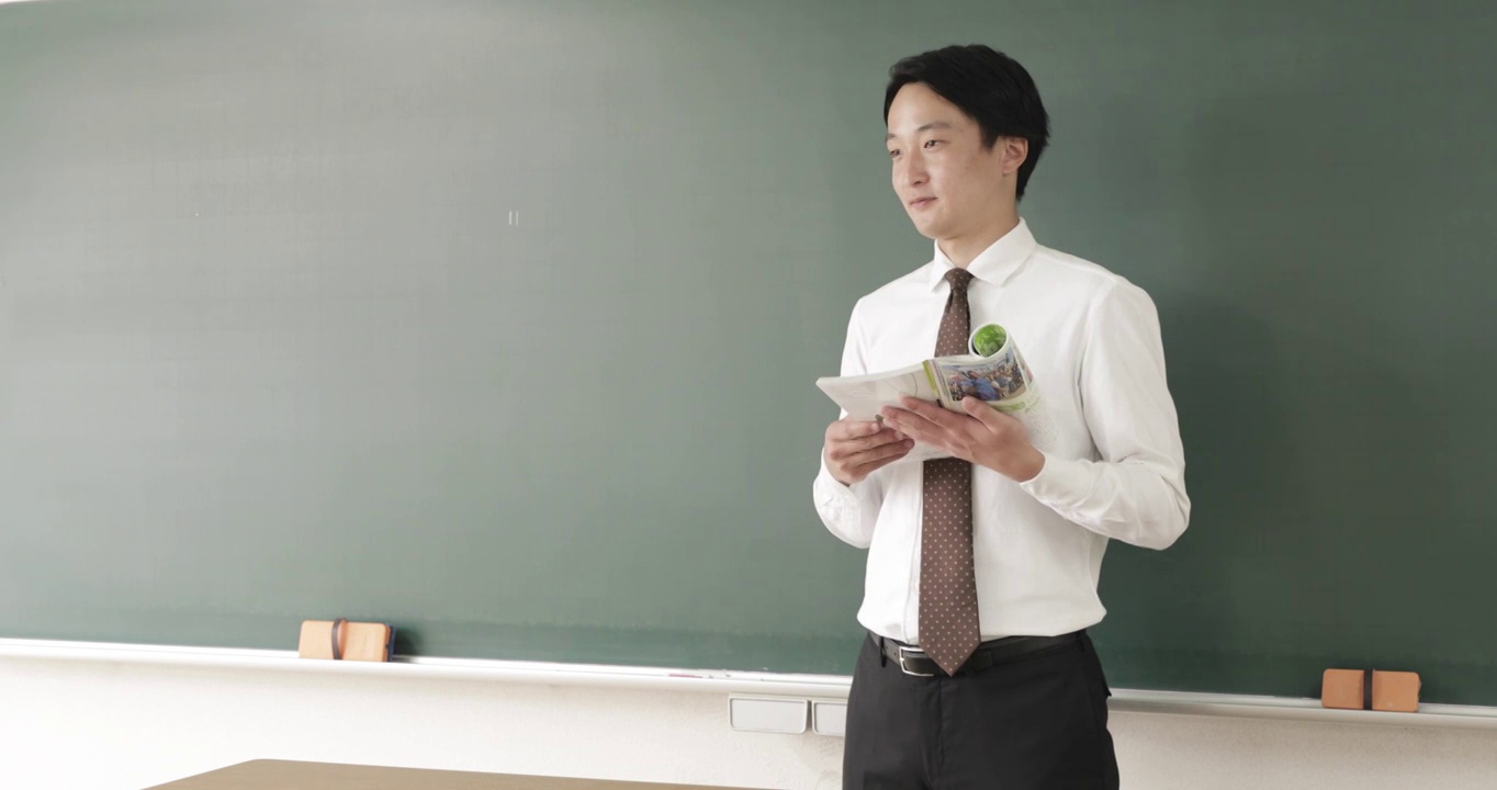 年轻的日本初中老师在教室里视频下载