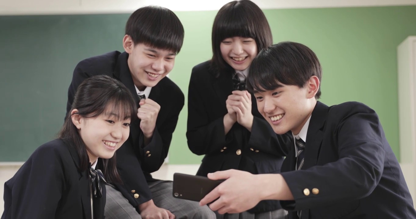 日本初中生在课堂上尽情享受视频下载