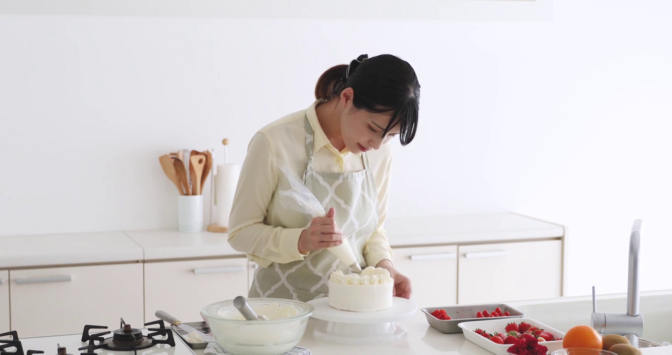 一位日本妇女在厨房里做蛋糕视频下载