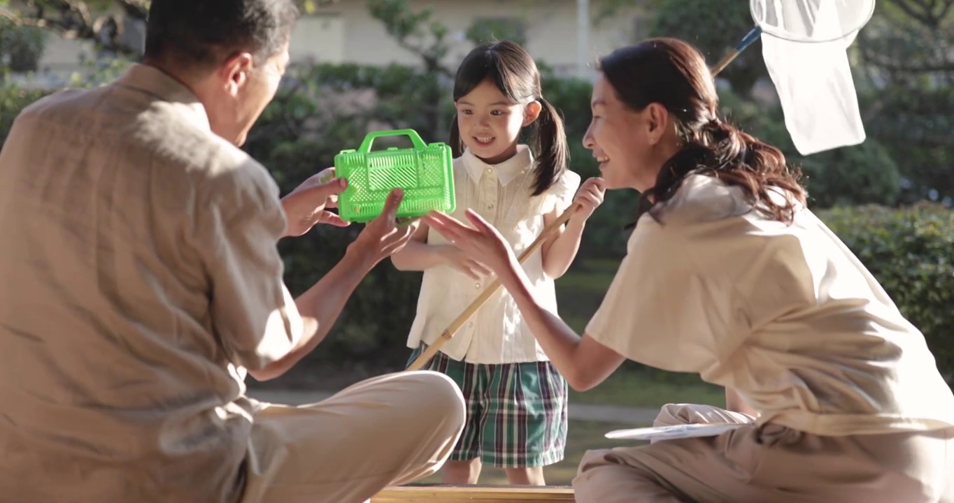 日本女孩递了一个篮子，里面有蜻蜓视频下载