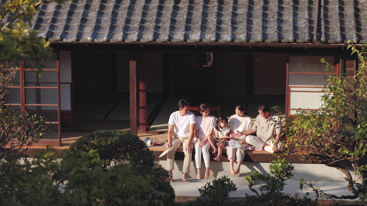 坐在门廊上的日本三代家庭视频下载