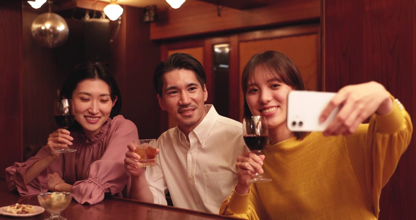 年轻的日本朋友在吧台喝酒视频下载