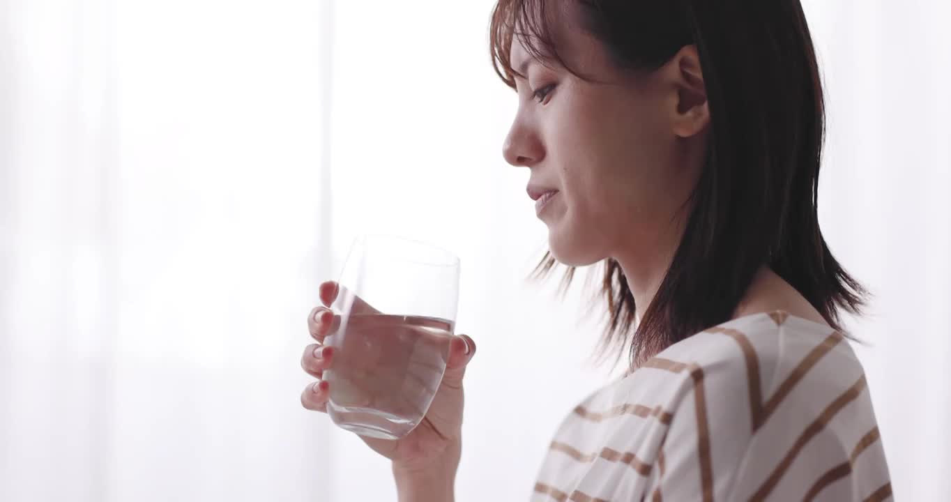 年轻的日本妇女饮水视频素材