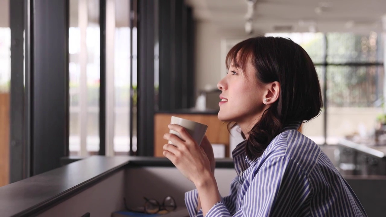咖啡馆里的年轻日本女人视频素材