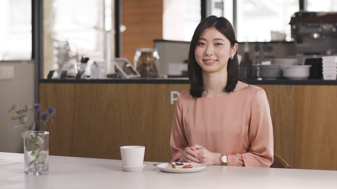 咖啡馆里的年轻日本女人视频素材