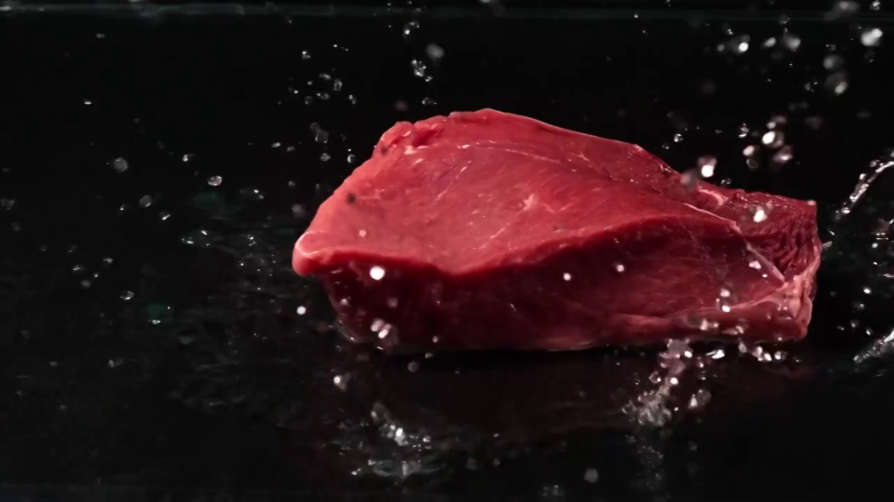 大块新鲜牛肉落入水中慢镜头视频下载