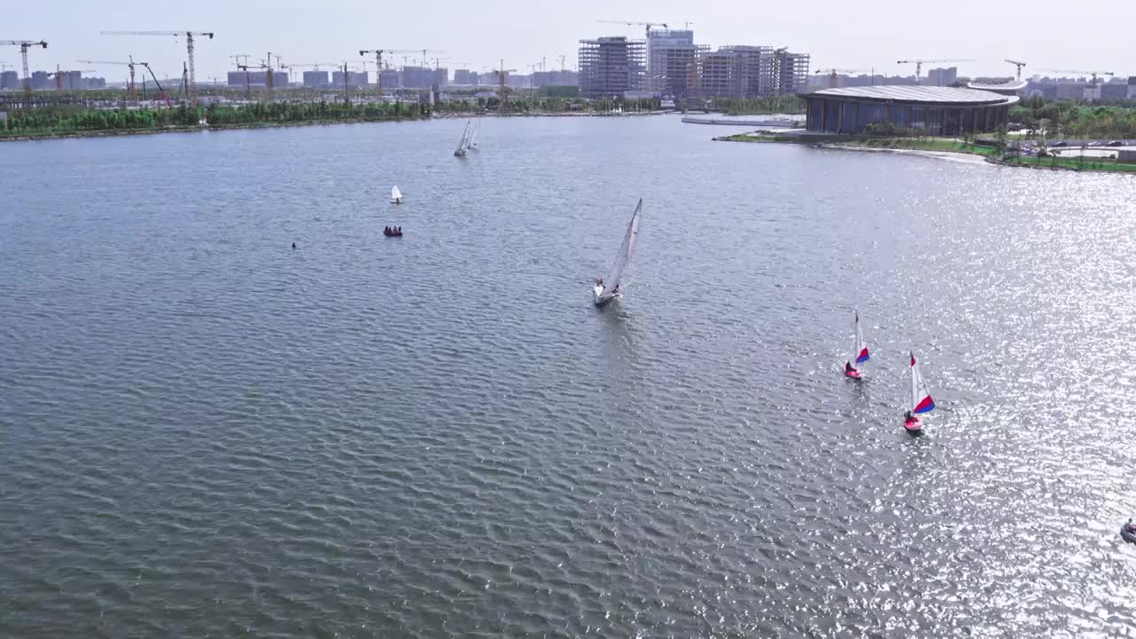 4K航拍上海临港滴水湖帆船基地视频素材