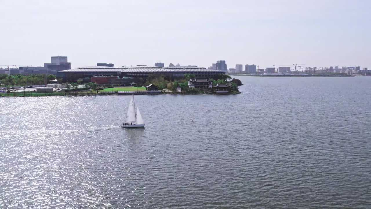 4K航拍上海临港滴水湖帆船基地视频素材