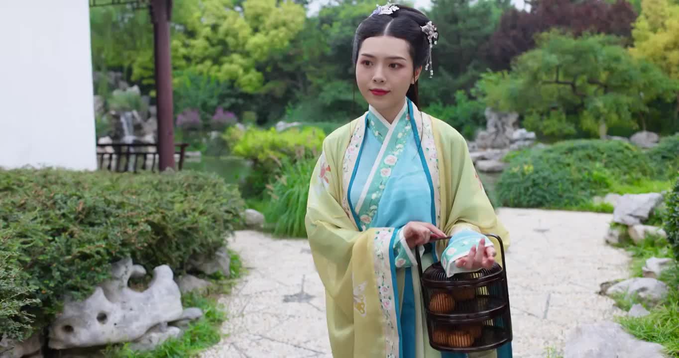 中秋节一个汉服美女在江南园林中展示月饼倒茶慢动作（选编）视频下载