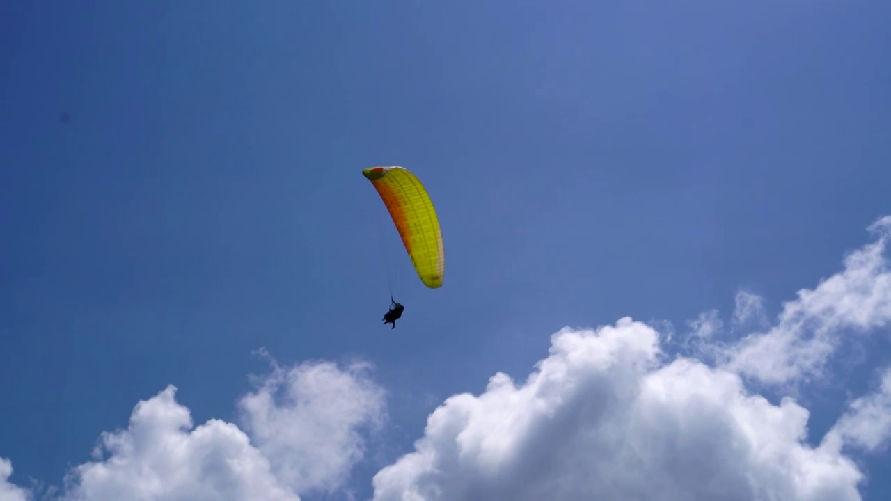 飞翔在蓝天白云间的滑翔伞视频下载