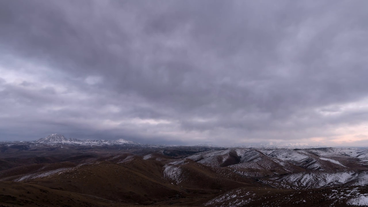 远眺雅拉雪山自然风光延时视频素材