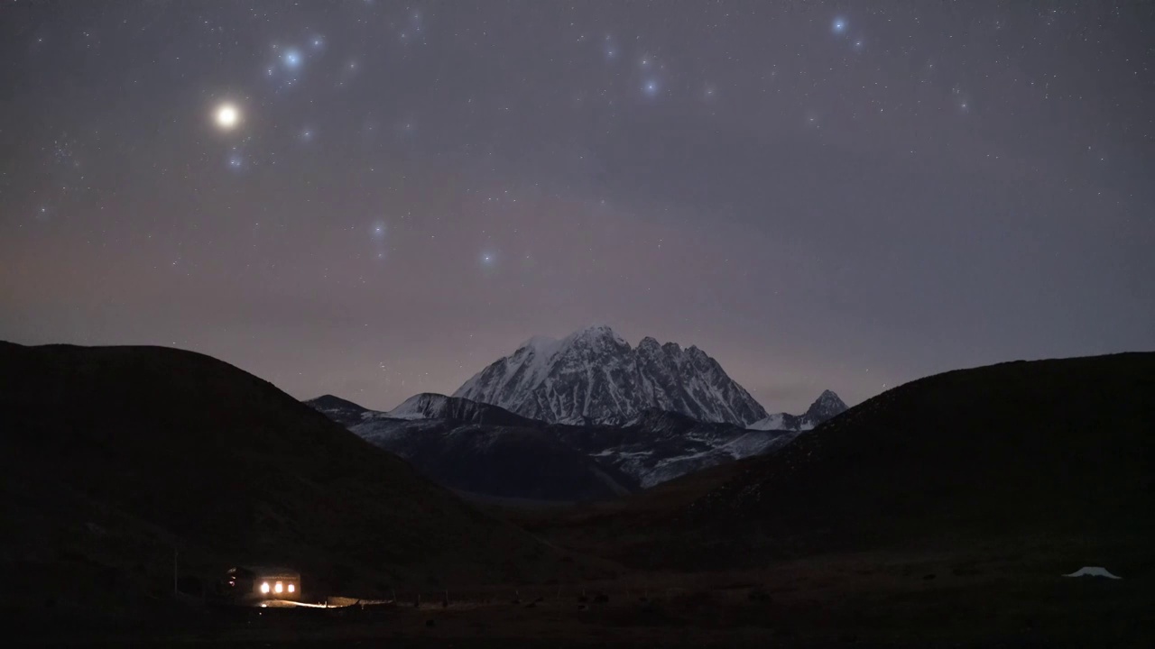 夜晚川西雅拉雪山下的牧民视频素材