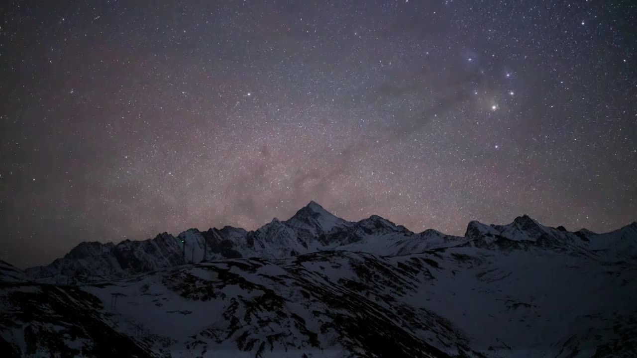 川西高原雪宝顶雪山银河升起延时视频素材
