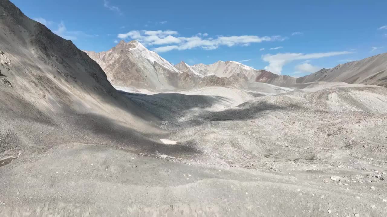 新疆独库公路哈希勒根达坂雪山视频素材
