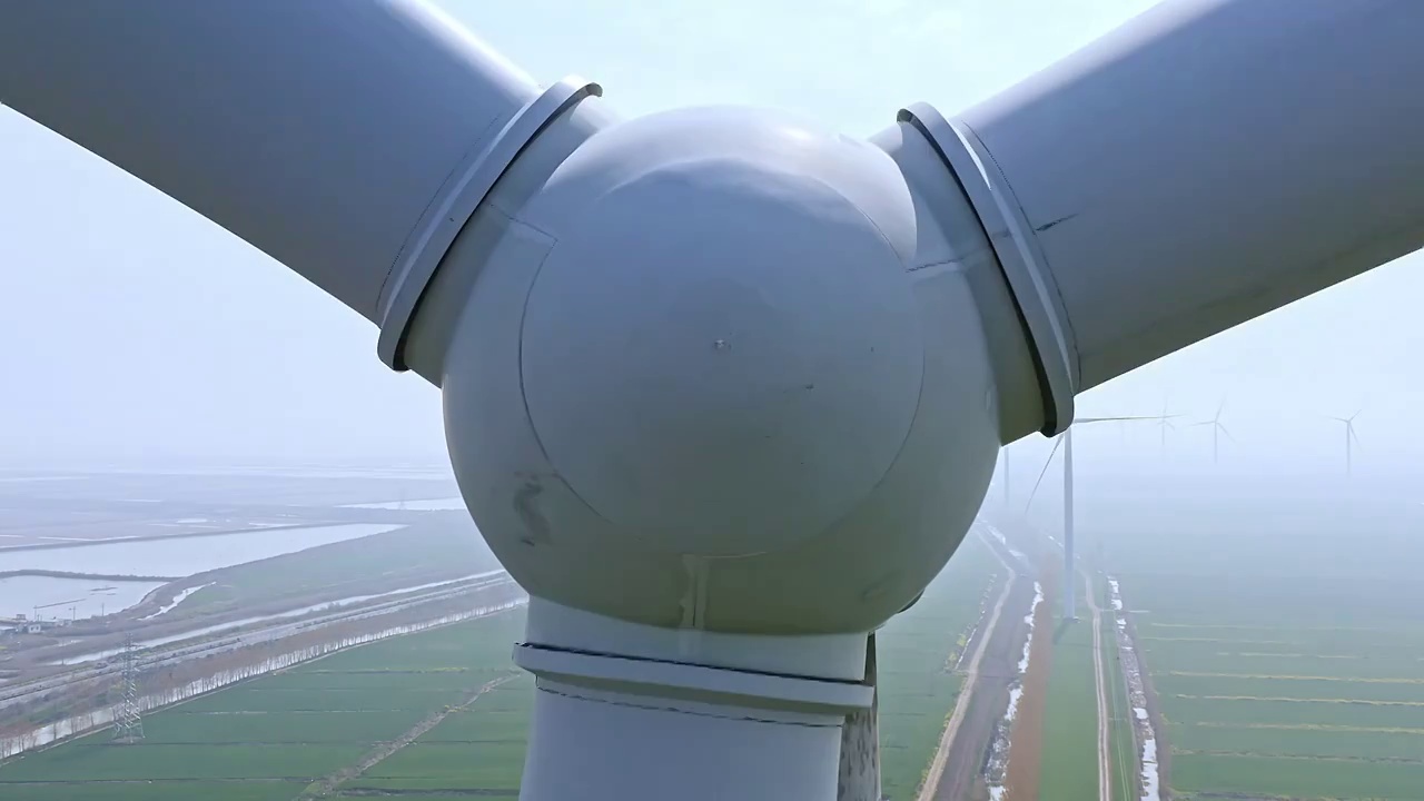 航拍高视角田地间的风力发电涡轮机特写视频素材