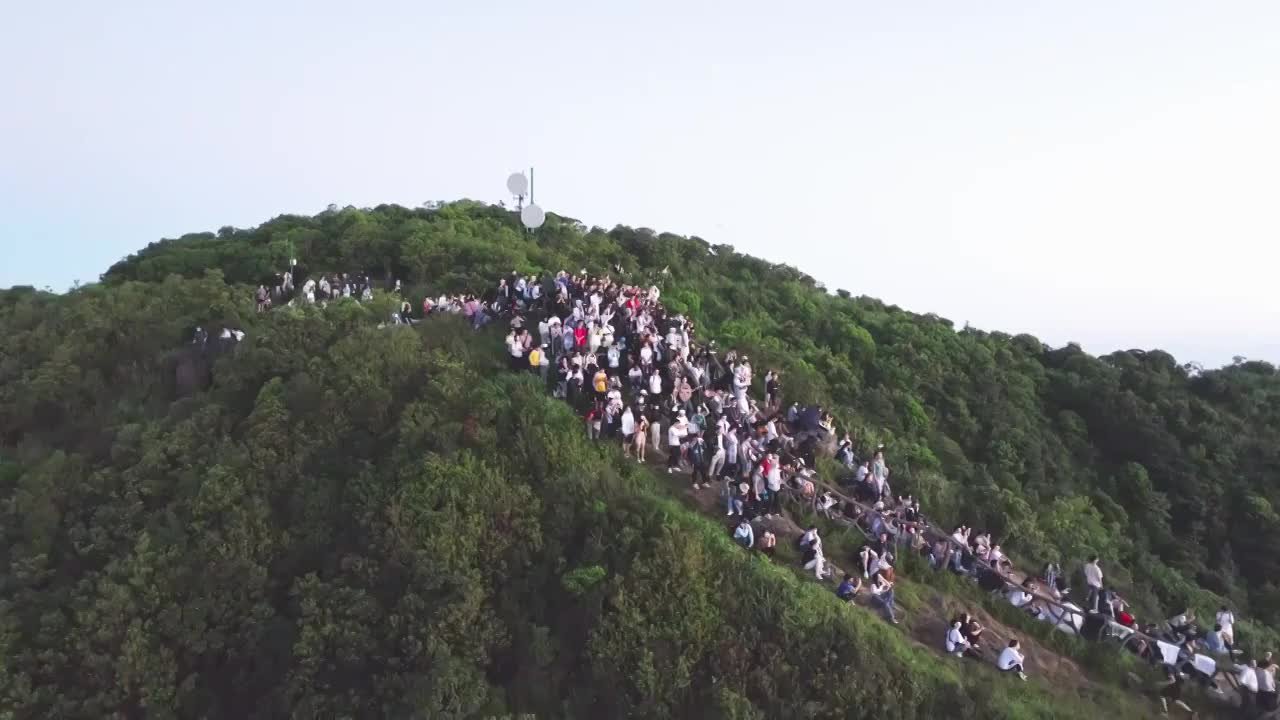 山顶等待日出的游客人群视频素材