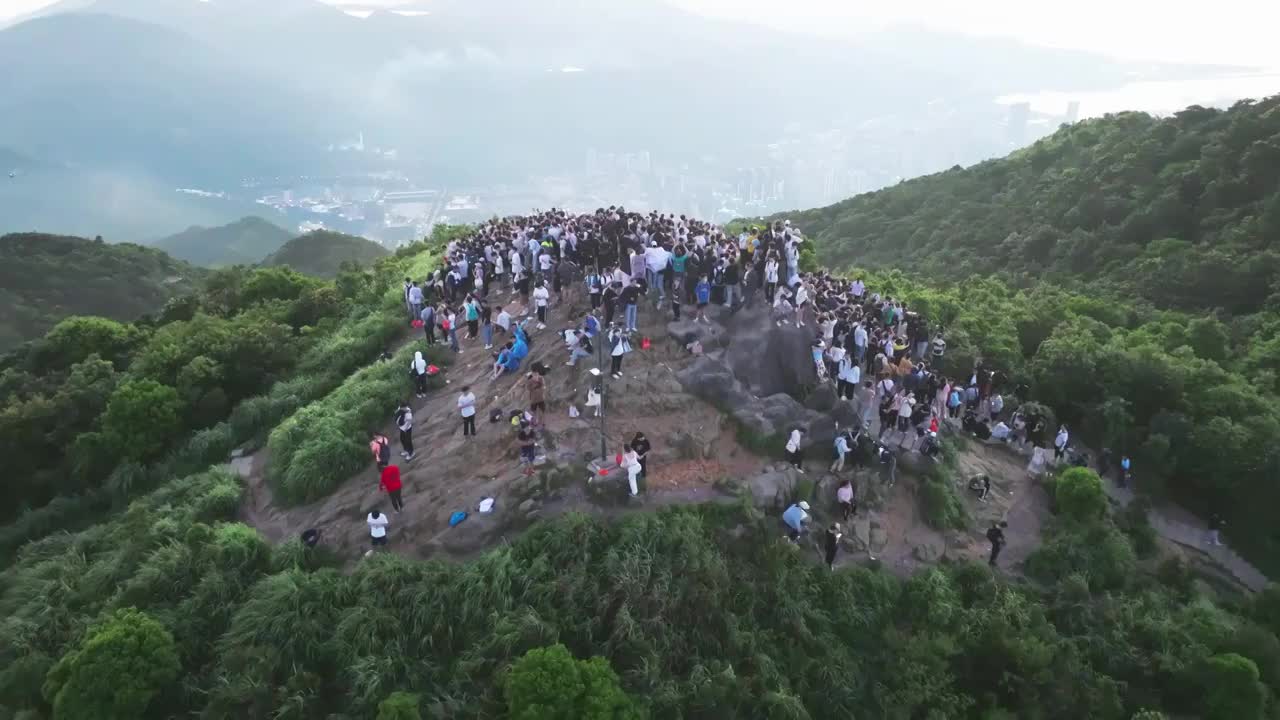 深圳梧桐山顶等待日出的游客视频素材