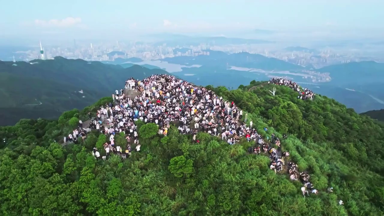 深圳梧桐山顶等待日出的游客视频素材