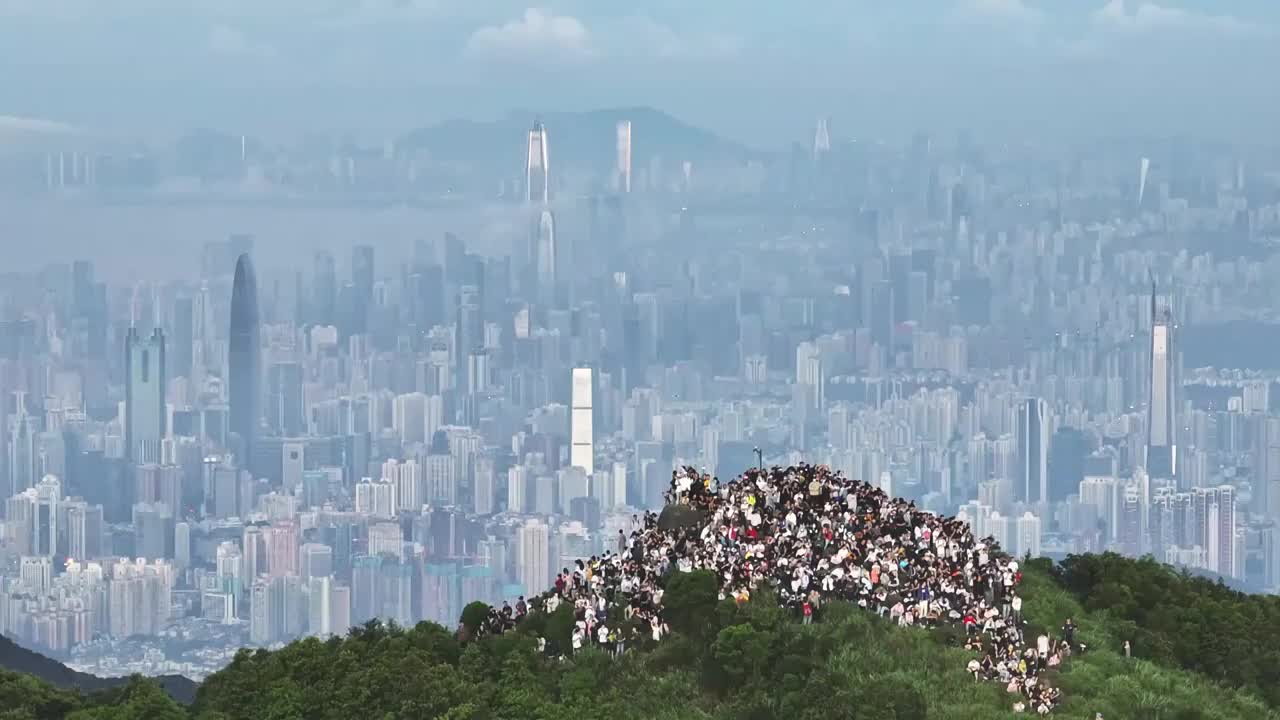 深圳大梧桐山与看日出的游客视频素材