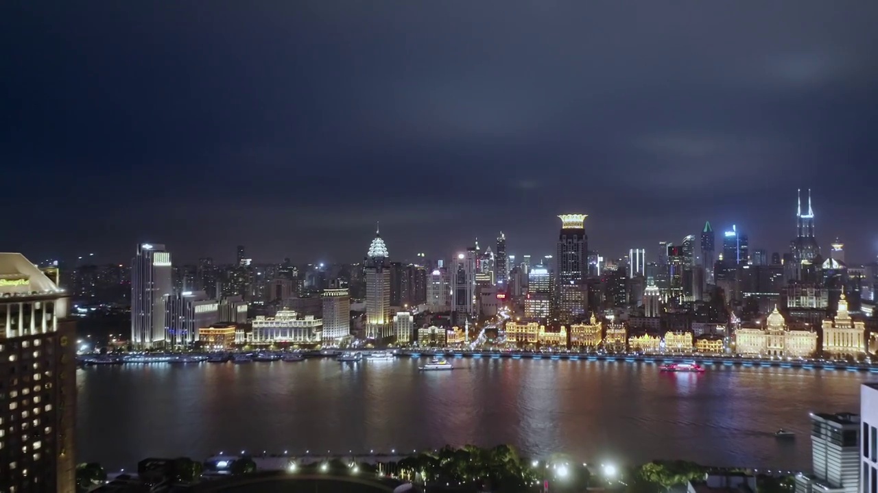 航拍上海黄浦江沿岸外滩地标建筑群夜景视频素材