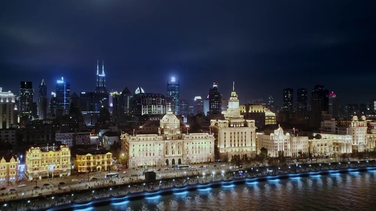 航拍外滩著名建筑上海海关大楼与黄浦江夜景视频素材