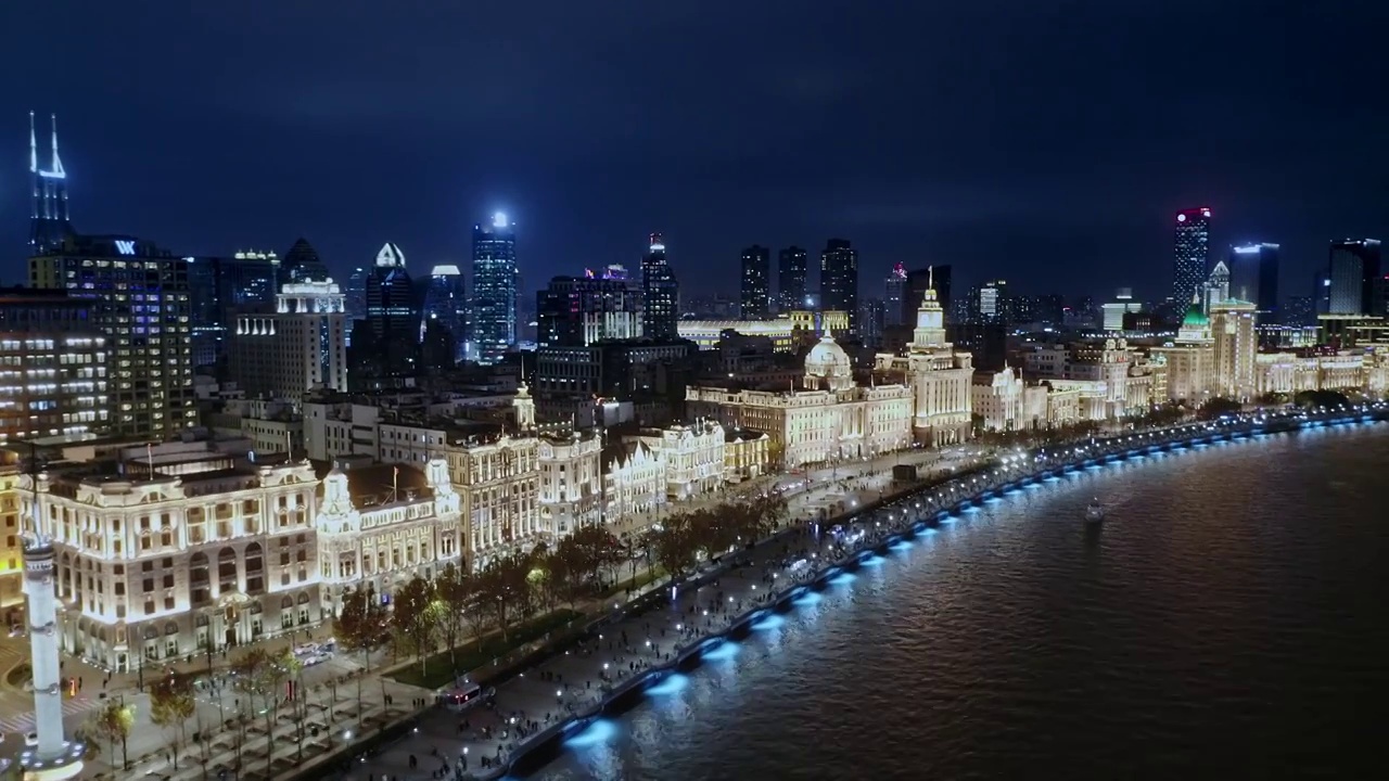 航拍外滩著名建筑上海海关大楼与黄浦江夜景视频素材