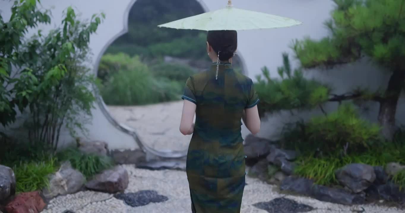 美女,旗袍,雨景,走路,中式园林意境,东方美（选编）视频素材