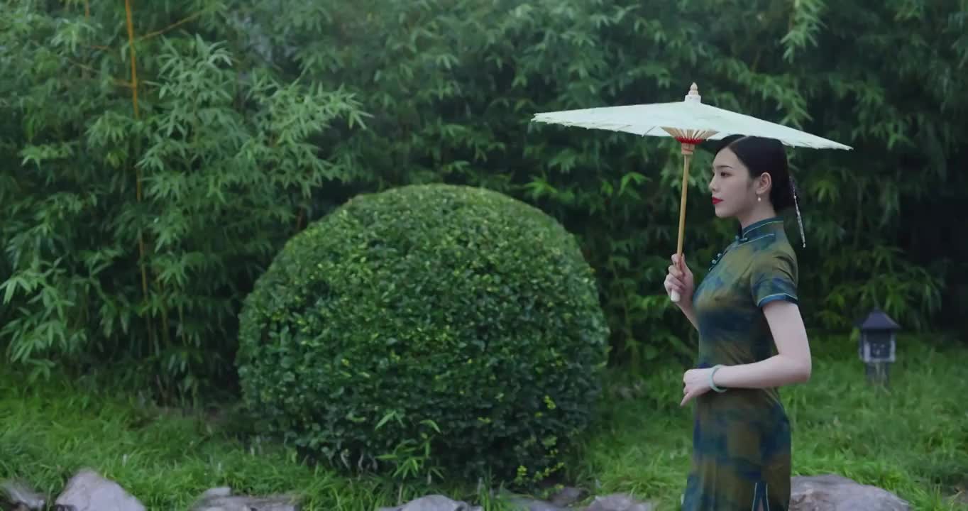 东方旗袍美女在雨中行走升格视频素材