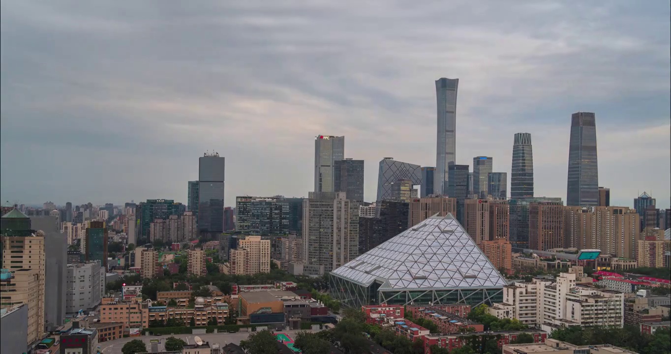 北京国贸中国尊建筑群芳草地日转夜延时摄影阴天视频素材