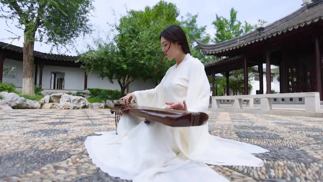 一个汉服美女坐在中式大殿前弹古琴升格（选编）视频素材