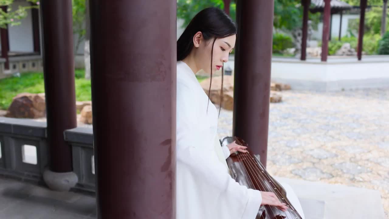 一个汉服美女坐在长廊里弹古琴升格（选编）视频素材