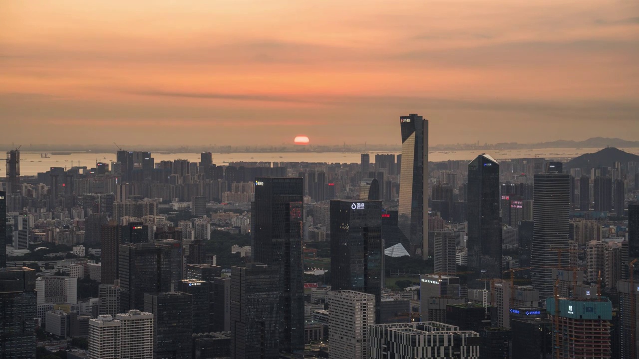 太阳从城市建筑群中落下延时视频素材