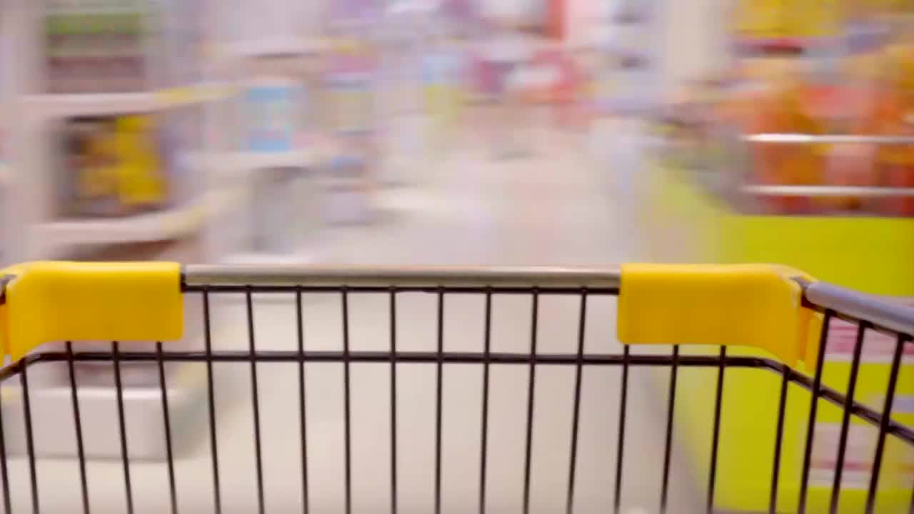 在超市里闲逛的慢门延时视频视频素材
