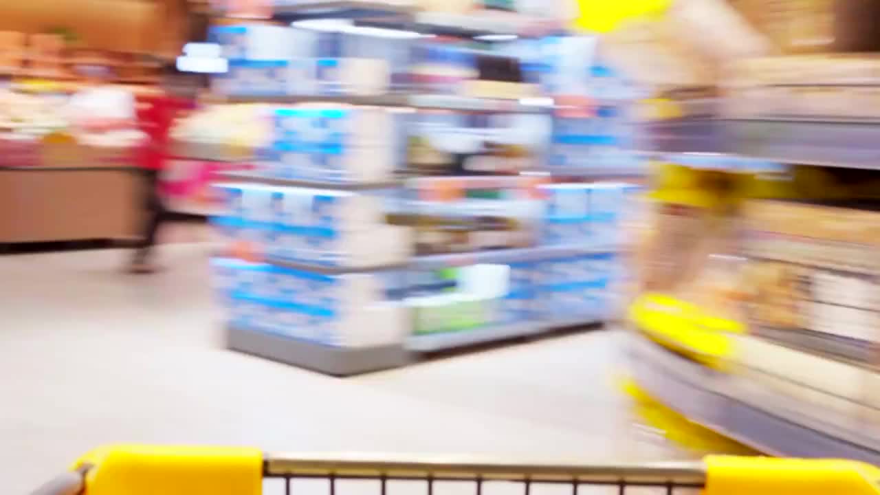在超市里闲逛的慢门延时视频视频素材