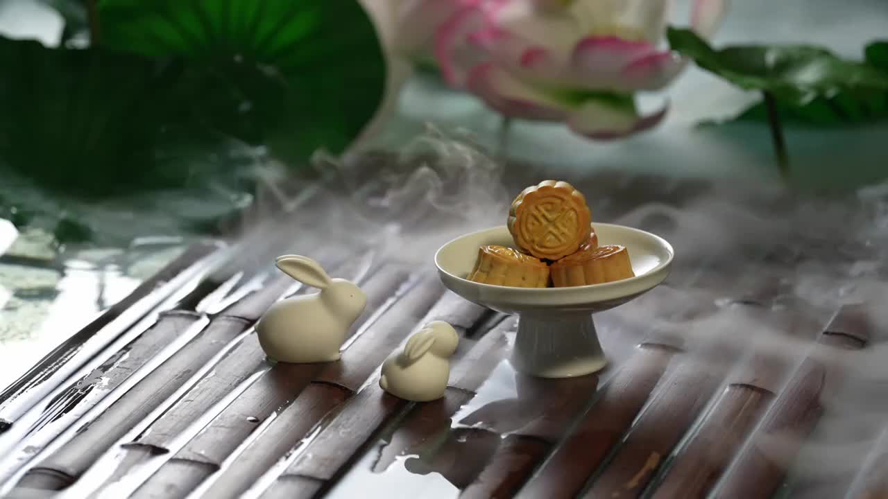 中秋节兔子形象和月饼视频素材