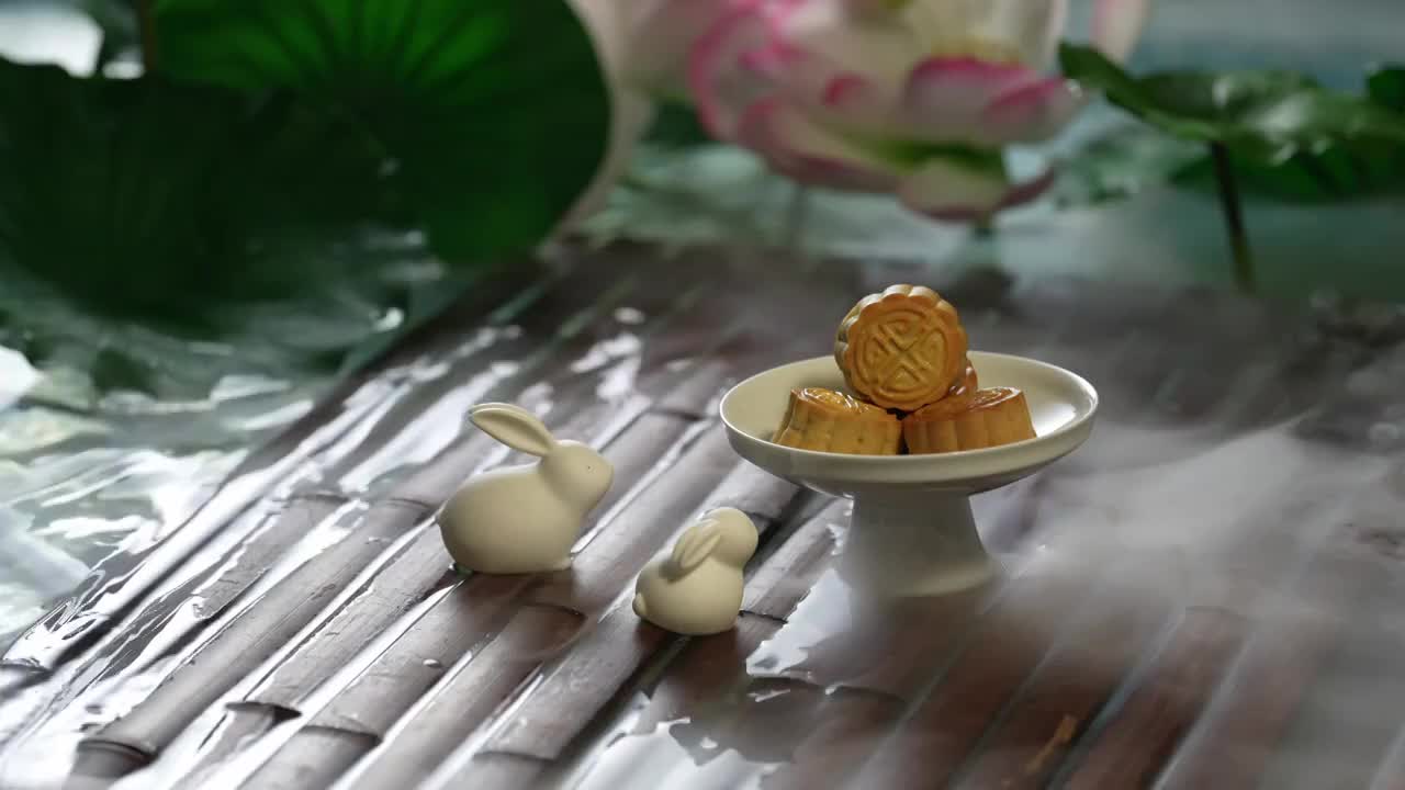 中秋节兔子形象和月饼视频素材