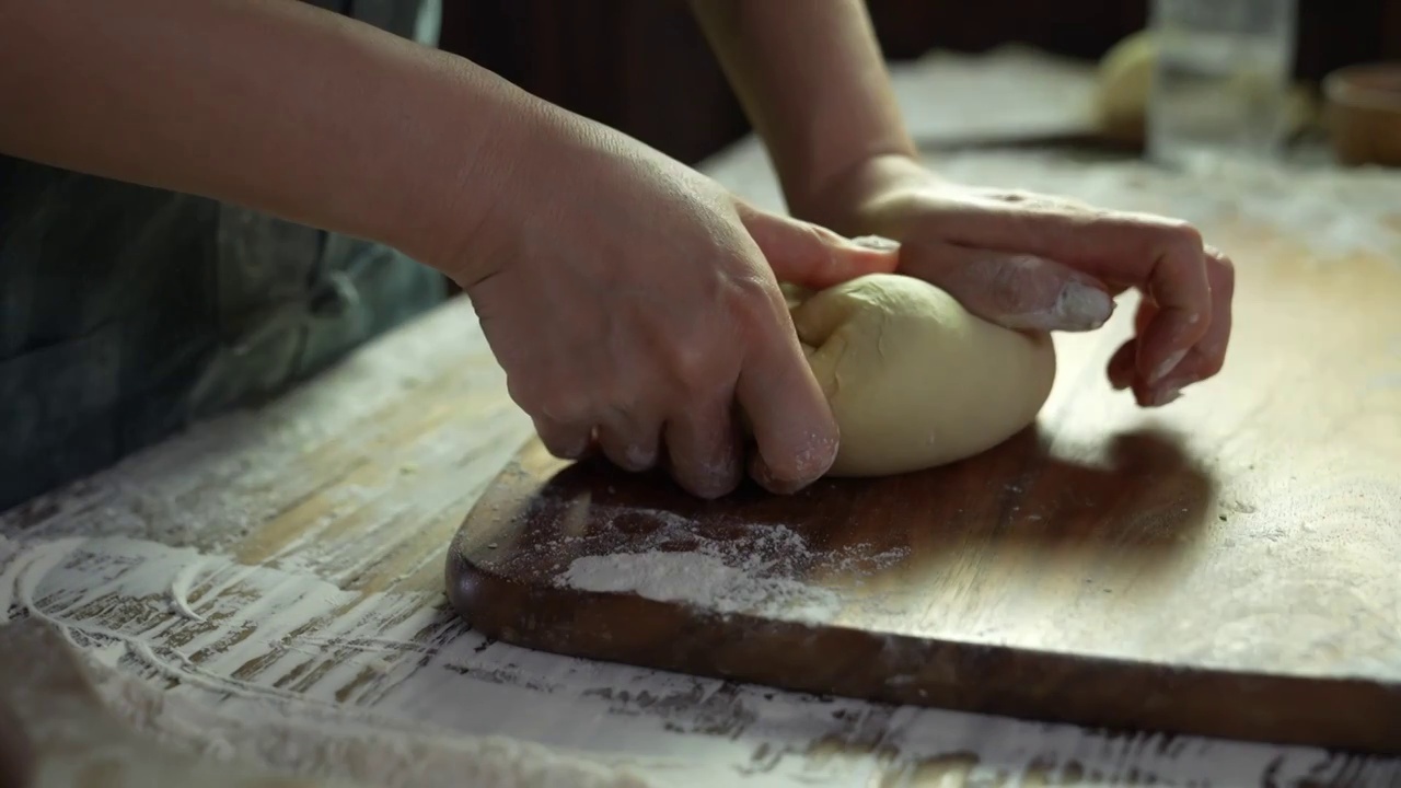 制作月饼过程中烘焙师和面视频素材
