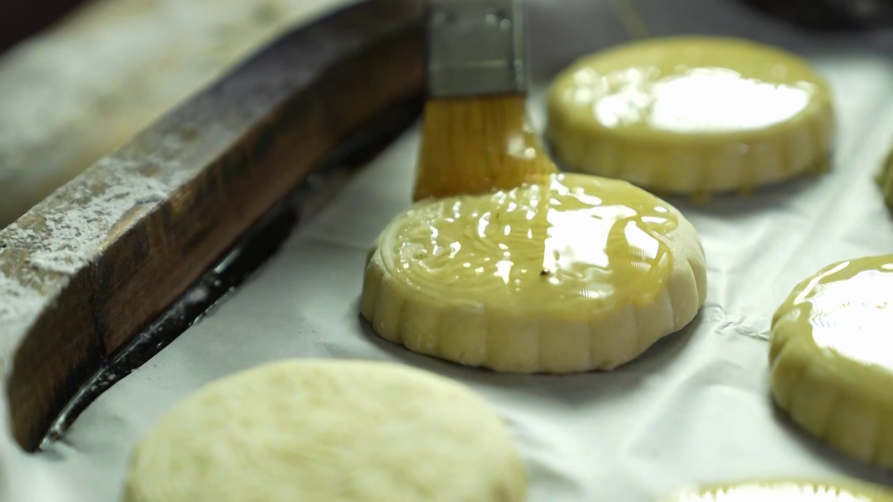 在表面定型月饼上刷蛋液视频素材