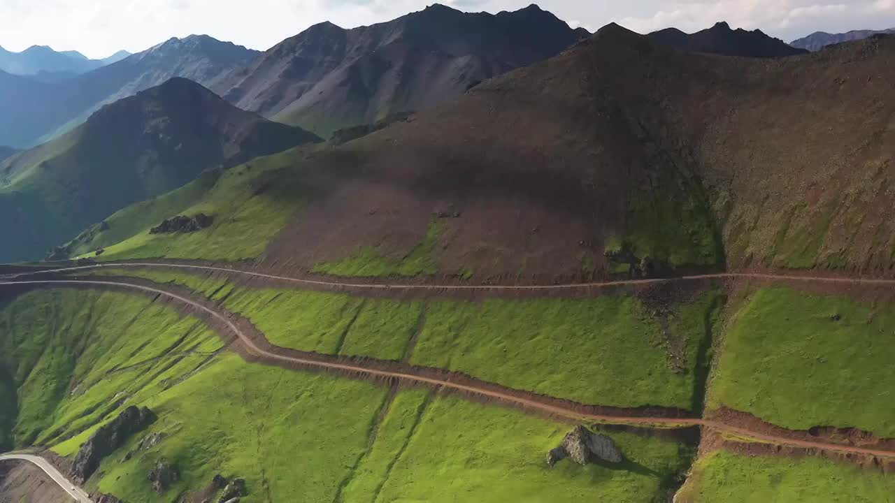 航拍新疆草原  高山草原 绿色草原 新疆旅游视频素材