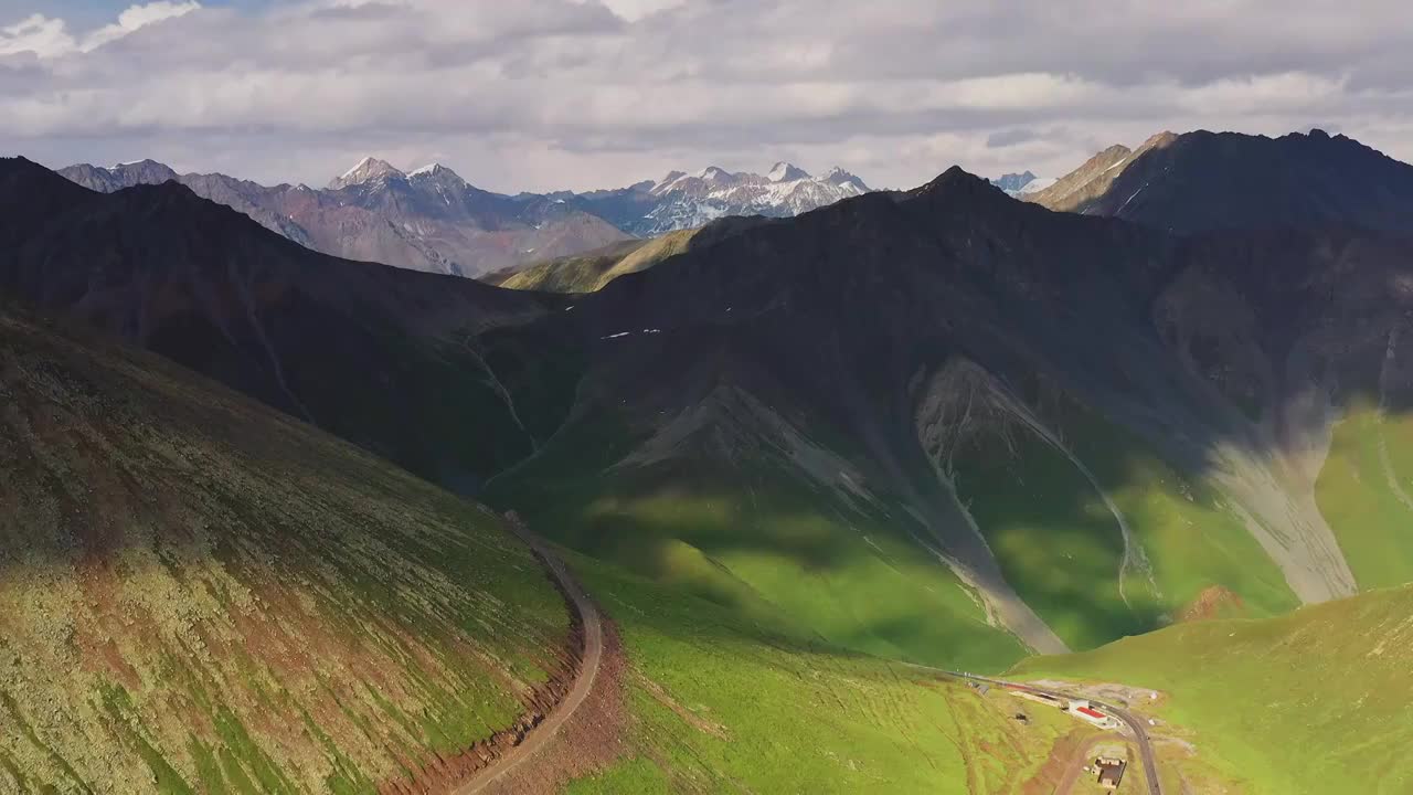 航拍 新疆草原  高山草原  新疆旅游 高原山谷 雪山视频素材