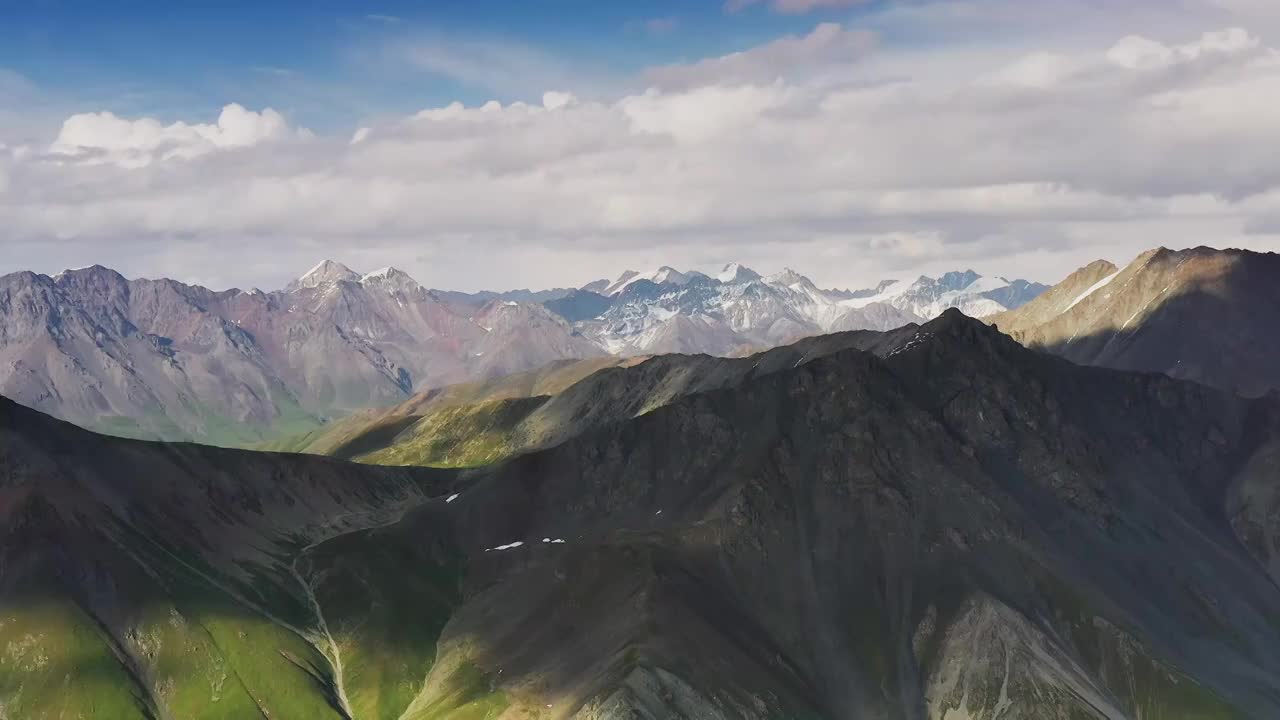 航拍 新疆草原  高山草原  新疆旅游 高原山谷 雪山视频素材